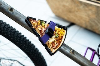 Der Pizza-Halter ist bei weitem nicht die größte Kuriosität des HVR – checkt den Instagram-Kanal für den vollständigen Wahnsinn.