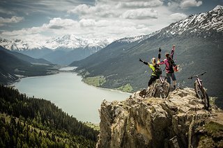 Der "Grenzstein" zwischen Österreich und Italien auf der Hochebene Plamort. Der "Grenzstein" zwischen Österreich und Italien auf der Hochebene Plamort.