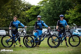 Joe Barnes, Ines Thoma und Justin Leov vom Canyon Factory Enduro Team