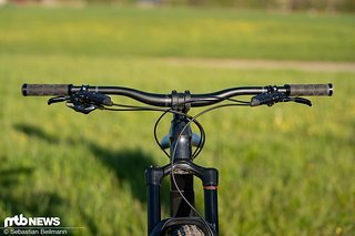 Am aufgeräumten Cockpit kommt ein Bontrager Line Aluminium-Lenker mit massiven 820 mm Breite und ein Bontrager Line-Vorbau mit 40 mm Länge zum Einsatz.