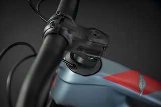 Die Kabel werden alle durch den Steuersatz ins Rahmeninnere geleitet und dort in Carbon-Röhrchen oder Schaumstoff-Ummantelungen geführt Die Kabel werden alle durch den Steuersatz ins Rahmeninnere geleitet und dort in Carbon-Röhrchen oder Schaumstoff-Ummantelungen geführt