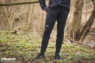 Die Northwave Bomb Long Pants ist körpernah geschnitten und hat mit dem Commencal Enduro Team bereits viel Rennluft geschnuppert. Hannes hat eine Beinlänge von 97 cm und trägt hier Hosengröße XXL Die Northwave Bomb Long Pants ist körpernah geschnitten und hat mit dem Commencal Enduro Team bereits viel Rennluft geschnuppert. Hannes hat eine Beinlänge von 97 cm und trägt hier Hosengröße XXL