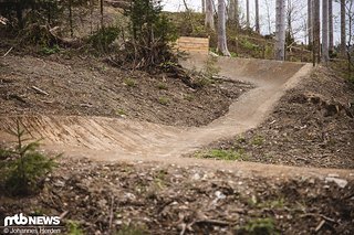 Die Strecke schlängelt sich mit einer leichten Streckenverlegung parallel neu zum Steinfeld den Berg hinunter.