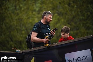 Der Sohnemann scheint von der ausgeklügelten Konstruktion seines Vaters noch nicht vollends überzeugt zu sein.