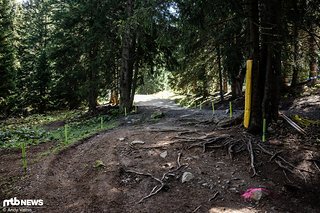Innen oder außen? Normalerweise fährt sich in der Lenzerheide schnell eine Main Line ein, doch in diesem Jahr ist die Strecke besonders breit abgeflattert. Oder abgepfostet.