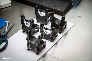 Enves Carbon Direct Mount Stem bekommt die letzten Handgriffe, bevor er zum Kunden geht Enves Carbon Direct Mount Stem bekommt die letzten Handgriffe, bevor er zum Kunden geht