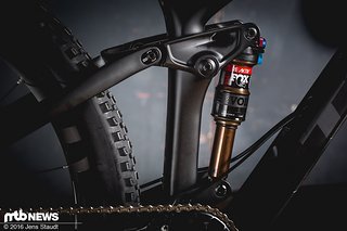 Der neue Metric Shock Standard kommt auch am Fuel EX zum Einsatz, gepaart mit dem Re:Aktiv Dämpfer. Der neue Metric Shock Standard kommt auch am Fuel EX zum Einsatz, gepaart mit dem Re:Aktiv Dämpfer.
