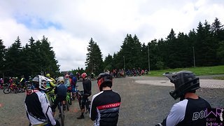 Warten vor Stage 5 mit Team Bulls Centurion Rotwild