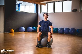 Ein Gymnastikball eignet sich hervorragend, um sein Körpergefühl durch kleine Ausgleichsbewegungen zu schulen. Ein Gymnastikball eignet sich hervorragend, um sein Körpergefühl durch kleine Ausgleichsbewegungen zu schulen.