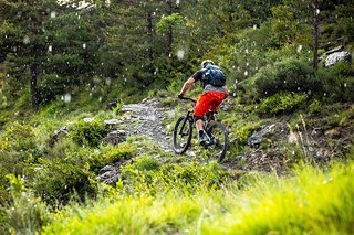 Ein Regenschauer ist gut für Flora und Fauna, aber nicht unbedingt für Mountainbiker