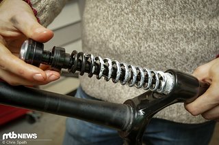 Gefettete Stahlfeder, Preload-Spacer und Topcap einfädeln