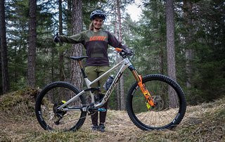 Caro ist geflasht über unser erstes Custom-Bike – alle Norco Factory Teams sind in diesem Jahr mit dem grauen Unicorn-Glitzerlack unterwegs. Der macht ganz bestimmt schnell! ;-)