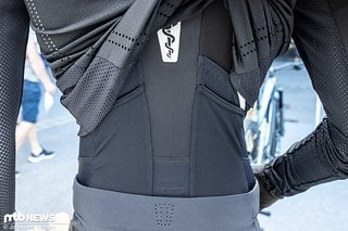 Schaut man unter das Trikot, kommt die SQlab MTB-Bibshort ONE11 zum Vorschein.