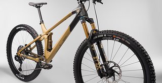 Die vielen neuen Bikeparts-Vorstellungen in 2025 scheinen YT dazu bewogen haben, ein Komponentenfeuerwerk an dem bewährten Trailräuber zu zünden. Die vielen neuen Bikeparts-Vorstellungen in 2025 scheinen YT dazu bewogen haben, ein Komponentenfeuerwerk an dem bewährten Trailräuber zu zünden.