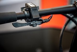 Zack, die Parkbremse ist eingelegt. Da sollen die fiesen Fahrraddiebe mal ihr Glück versuchen.