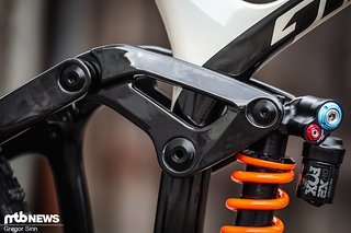 Sogar die obere Umlenkwippe ist aus einem einzigen Stück Carbon gefertigt. Sogar die obere Umlenkwippe ist aus einem einzigen Stück Carbon gefertigt.