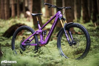 Das Transition Sentinel rollt auf 29"-Laufrädern und verfügt über 160 mm Federweg an Front und Heck.