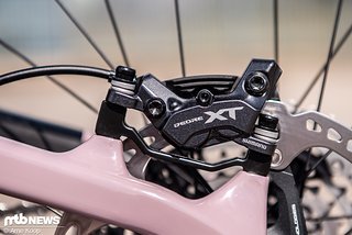 Die neue Shimano XT M8220-Bremse kommt mit wuchtigem Bremssattel daher und wandert für einen Preis von rund 510 € für das Set über die Ladentheke.
