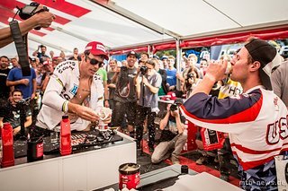 Das vorher ordentlich geschüttelte Bier von Warner schäumt, Evan ist einen Hauch schneller