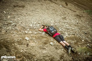 Dieser Nachwuchsfotograf lag recht frei im Schotter herum Dieser Nachwuchsfotograf lag recht frei im Schotter herum