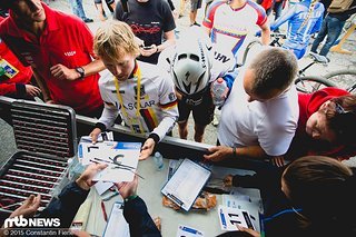 Nach der Qualifikation werden die Startnummern neu vergeben - der Schnellste des Vorlaufs bekommt die Nummer 1! René Schmidt ergattert sich die Startunterlagen für das deutsche Team.