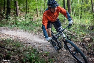 Kurvenhalt? Bei starker Schräglage eventuell noch vorhanden, aber schnell abreißend