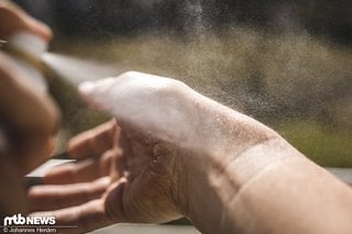 Einfach aus knapp 10 cm Abstand auf die Haut sprühen – ersatzweise muss ein kleiner Cut herhalten, der schon ein Jahr lang verheilt ist