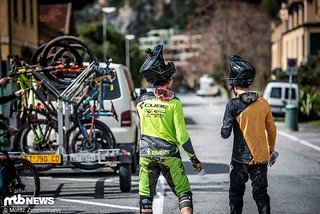 Außerdem stellt Kolja an Max' Dämpfer das Setup, das vom Fox Tuning Guide empfohlen wird, ein