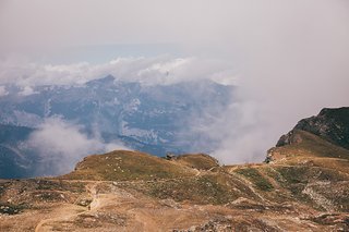 Malerisch windet sich der Trail in Richtung Lenzerheide Malerisch windet sich der Trail in Richtung Lenzerheide