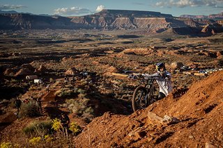 Was für ein Panorama: Brandon Semenuk im Training auf dem Weg nach oben