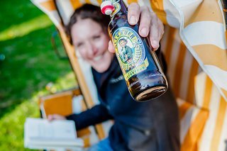 Buch und Bier. Dank Heimatnähe gut temperiert aus dem Kühlschrank.