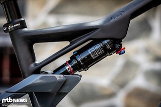 Der Carbon-Rahmen mit seinen 100 mm Federweg ist der gleiche wie bei den XC-Race-Modellen SLT und SL. Der Carbon-Rahmen mit seinen 100 mm Federweg ist der gleiche wie bei den XC-Race-Modellen SLT und SL.