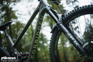 An der Front arbeitet eine Fox 36 Performance Elite-Federgabel mit 150 mm Federweg. An der Front arbeitet eine Fox 36 Performance Elite-Federgabel mit 150 mm Federweg.
