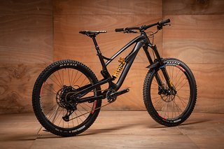 Der schwarz anodisierte Rahmen der Öhlins-Version passt gut zum gold-gelben Fahrwerk. Der schwarz anodisierte Rahmen der Öhlins-Version passt gut zum gold-gelben Fahrwerk.