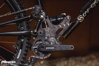 Je nach verbautem Dämpferhub stehen am Heck 150 mm, 163 mm oder 176 mm Federweg zur Verfügung. Je nach verbautem Dämpferhub stehen am Heck 150 mm, 163 mm oder 176 mm Federweg zur Verfügung.