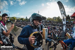 Dann wurde das Publikum gefragt und das Votum war ziemlich eindeutig: Jason Zhao ist der Gewinner des Dirt Masters Whip Off 2023! Dann wurde das Publikum gefragt und das Votum war ziemlich eindeutig: Jason Zhao ist der Gewinner des Dirt Masters Whip Off 2023!