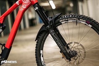 Bei der Gabel handelt es sich um eine RockShox Zeb Select, die mittlerweile einige Jahre auf dem Buckel hat.