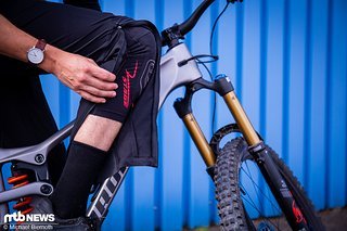 Ein bis über die Knie reichender Reißverschluss erlaubt das bequeme An- und Ausziehen von Knieprotektoren im Verlauf der Tour. Ein bis über die Knie reichender Reißverschluss erlaubt das bequeme An- und Ausziehen von Knieprotektoren im Verlauf der Tour.