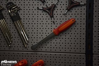 Mit dem neuen Tool sollen Staubschutzringe aus Gabeln entfernt werden. Mit dem neuen Tool sollen Staubschutzringe aus Gabeln entfernt werden.