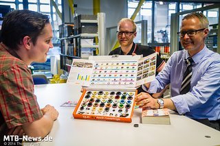 Stefan Stark bekommt die igus® dry-tech® Gleitlager Musterbox gezeigt. Stefan Stark bekommt die igus® dry-tech® Gleitlager Musterbox gezeigt.