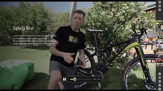 Teamfahrer Jeremiah Bishop erklärt das Procedere