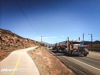 Typisch amerikanischer Truck beim Fast-Ortseingang Typisch amerikanischer Truck beim Fast-Ortseingang