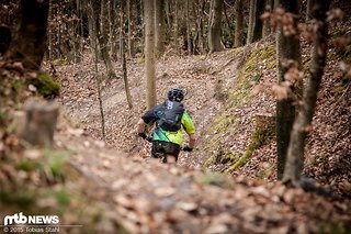 Bergab überzeugt der Halt des Rucksacks am Rücken, auch wenn der Tragekomfort durch den schmalen Hüftgurt etwas eingeschränkt ist Bergab überzeugt der Halt des Rucksacks am Rücken, auch wenn der Tragekomfort durch den schmalen Hüftgurt etwas eingeschränkt ist