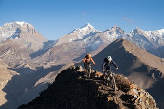 Gemeinsam mit Tom Öhler nimmt Harald im Himalaya unbekanntes Terrain unter die Reifen - und muss lernen, dass auch die beste Planung zu Hause nicht immer zu gelungenen Reisen führt
