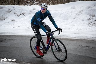 Ähnlich wie auf einem sportlichen Rennrad fühlt es sich auf dem Mission CX an