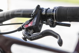 Magura MT7 mit vier Kolben bremsen uns auch im steilsten Gelände zuverlässig ab. Vorne mit einer 200 mm und hinten mit einer 180 mm-Bremsscheibe.