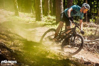 XC-Fahrer, die bergab grobes Terrain nicht scheuen, finden mit dem Specialized Epic einen Begleiter, der durch Dick und Dünn geht. XC-Fahrer, die bergab grobes Terrain nicht scheuen, finden mit dem Specialized Epic einen Begleiter, der durch Dick und Dünn geht.