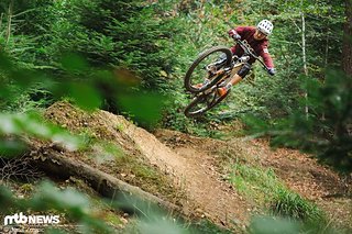 Auf Jumptrails fühlt sich das agile Enduro ebenfalls zuhause