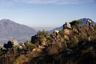 Nino Schurter (vorne) und Sebastian Fini (hinten) gerieten durch einen Plattfuß früh ins Hintertreffen.