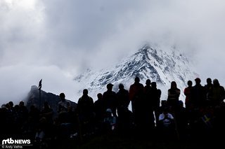 Gespannte Blicke der Zuschauer auf das nach den Frauen folgende Damenrennen bei malerischer Kulisse.